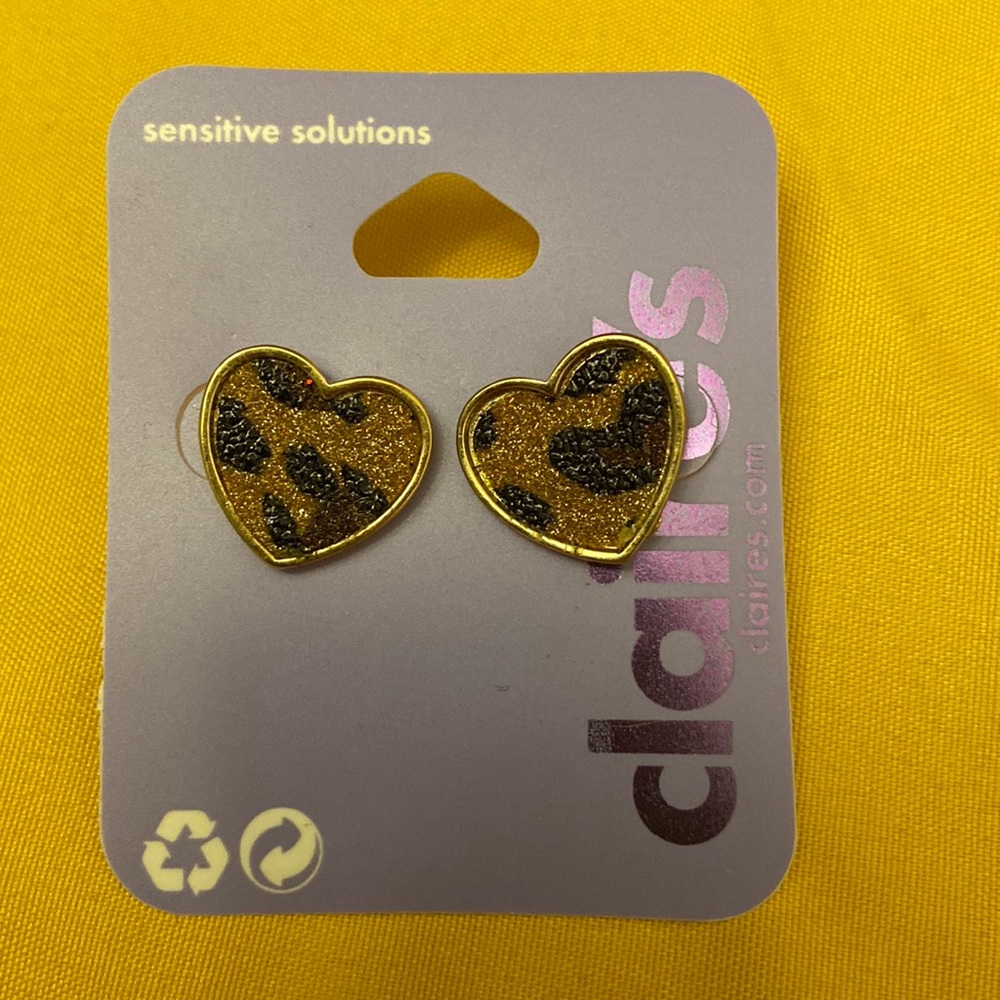 Claire’s women’s leopard heart shaped leopard print earrings NWT 🤩 - Picture 1 of 5